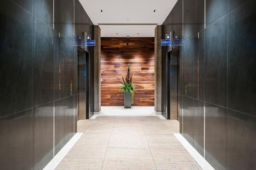 Hotel Bonaventure Монреал Екстериор снимка