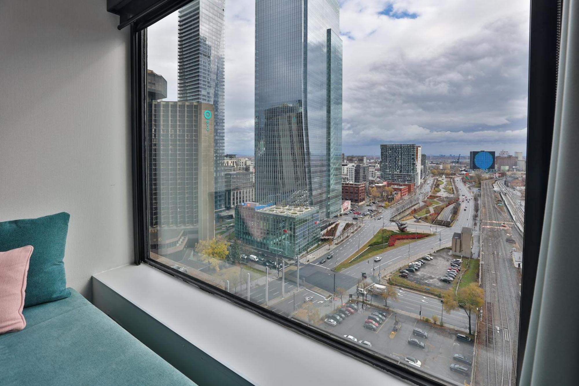Hotel Bonaventure Монреал Екстериор снимка